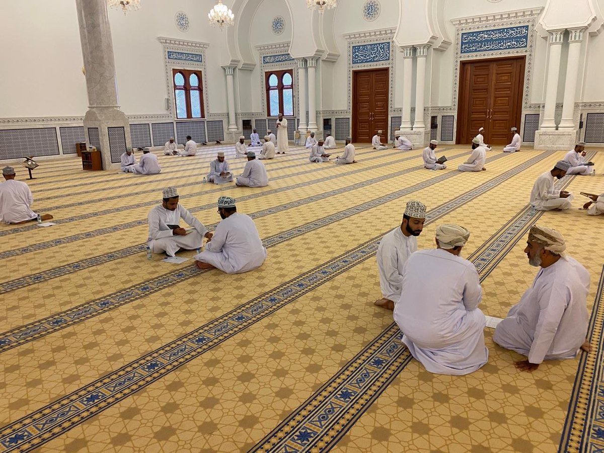 يحدث الآن في جامع السلطان قابوس ببهلاء اللقاء الأول للمشاركين في برنامج الحفظ الميسر  لسرد ما حفظوه خلال الشهرين الماضيين ويأتي هذا اللقاء برعاية الدكتور ماجد بن محمد الكندي .