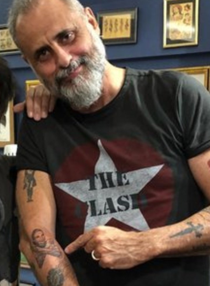 Trumperizar's tweet photo. Cuando te sientas un inútil recordá que el boludo de Rial se tatuó a Evita abortera cuando en realidad era provida. https://t.co/sYmq6tRcHS
