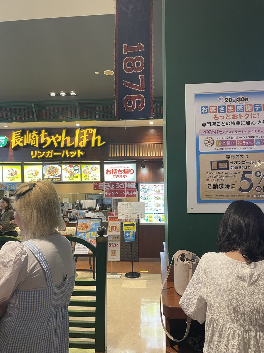 SNOO_Bigmini's tweet photo. @gyugyugyu1024 スビンのタオルを持ったフリフリのスカートです！
無印良品袋持ってます https://t.co/q8dNnG3VK8