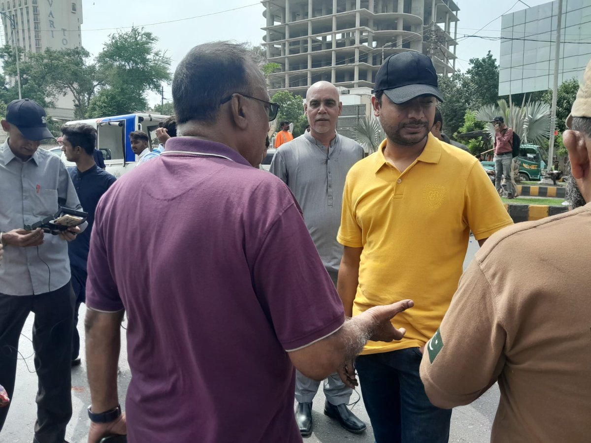 MSdepttKMC's tweet photo. سینئر ڈائریکٹر میونسپل سروسز، ذوالفقار علی ابڑو نے کراچی شاہراہِ فیصل پر واقع کاشف سینٹر میں لگنے والی آگ کے جائے حادثے کا دروہ کیا اور جاری فائر و ریسکیو آپریشن کا جائزہ لیا، اس موقع پر چیف فائر آفیسر، اشتیاق احمد خان و اربن سرچ اینڈ ریسکیو کے ہمایوں خان موجود تھے۔ (2024-07-26) https://t.co/EmlGkqFJa0
