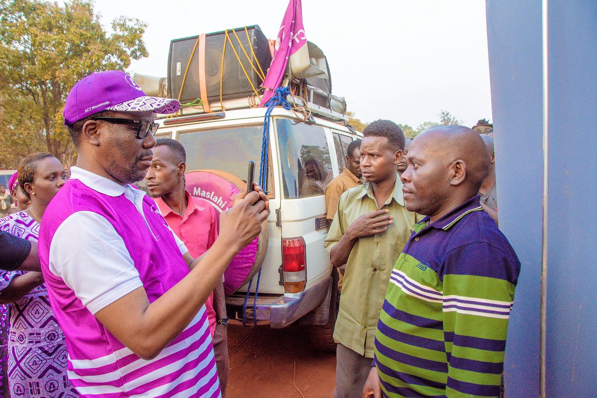 zittokabwe's tweet photo. Siasa ni Ushawishi. Vyama vishindane kwa mawazo (ideas) na Sera (policies) za kubadili maisha ya wananchi. Wananchi wataamua wazo gani bora. Tunapoelekea uchaguzi wa Serikali za Mitaa tunawaambia washindani wetu, CCM, kuwa waache vitisho huku Vijijini. Tushindane kwa hoja https://t.co/GbpVquAncY