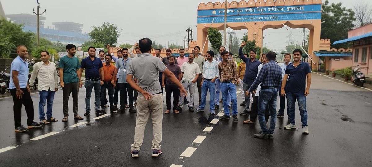 श्रीमान माननीय मुख्यमंत्री महोदय <a href="/BhajanlalBjp/">Bhajanlal Sharma</a> <a href="/RajCMO/">CMO Rajasthan</a> माननीय लोकसभा स्पीकर महोदय <a href="/ombirlakota/">Om Birla</a> माननीय ऊर्जा मंत्री जी <a href="/hlnagar/">Heeralal Nagar</a> 
विधुत विभाग के तकनीकी कर्मचारियो की समस्याओं का संज्ञान लेते हुऐ टाइमबाउंड अपग्रेशन समय पर लागू करवाएंl <a href="/1stIndiaNews/">First India News</a> <a href="/News18Rajasthan/">News18 Rajasthan</a> <a href="/VasundharaBJP/">Vasundhara Raje</a>