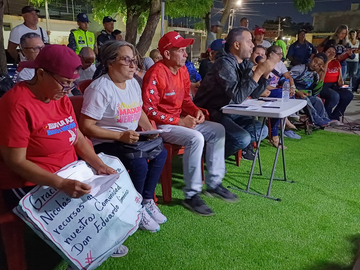 Jornada de asamblea nocturna conversando con nuestro pueblo sobre las necesidades y realidades de cada territorio. Seguimos cumpliendo la instrucción de nuestro Presidente <a href="/NicolasMaduro/">Nicolás Maduro</a> de acompañar al pueblo en luchas justas!