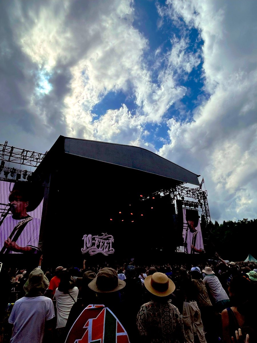 今年は時間に余裕があるから、観に来れた！なう！
#フジロック落語
#グリーンステージ 
#10FEET