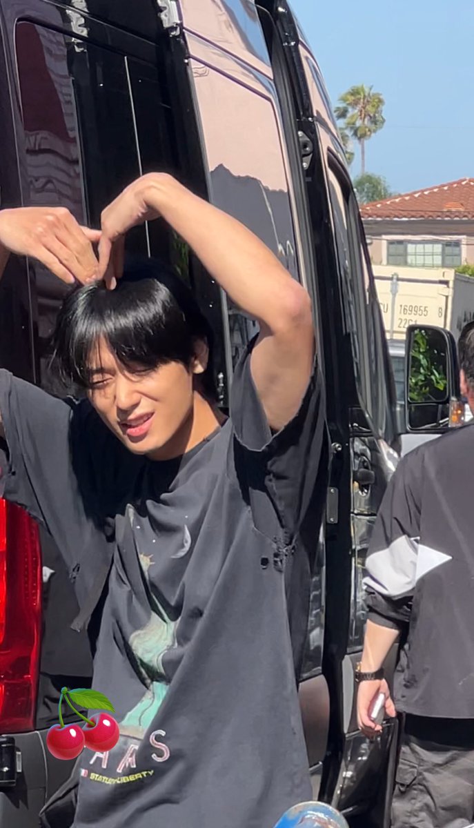 sunwooneogurii's tweet photo. grabe na talaga 😭 stan nyo na tbz pls kinikikit na ng daga damit ni juyeon 😭😭😭😭 https://t.co/QF0A35oruV