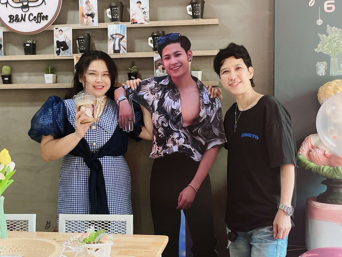Singto_Family's tweet photo. วันนี้ใครผ่านแถวอ่อนนุชแวะมารับ Cup Sleeves ได้นะคะ ซื้อเครื่องดื่ม1แก้วรับ1ชิ้น มีมุมถ่ายรูปให้ได้มาถ่ายรูปกันด้วยนะคะ
📍พิกัด B&amp;N Coffee อ่อนนุช25 
🚙 https://t.co/TtuVmuY9CR…
#คาเฟ่อ่อนนุช
#SingtoPrachaya
#SingtoBD2024
#SingtoBD2024Charity https://t.co/xN4q9NmO5L
