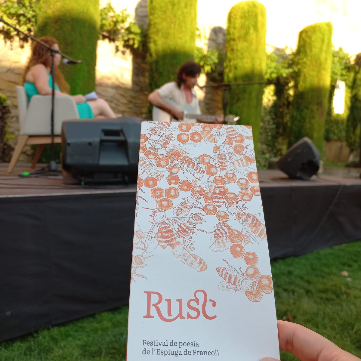 afers_d's tweet photo. Capvespre de connexió amb el nostre esperit de l'abisme, travessant el sotabosc, notant les arrels que ens agermanen amb aquest #RUSC de persones que estimem la #música i la #poesia.
Meleta de romer d'espectacle:
'Boscúria', amb la ✍️ Gemma Ventura i en 🎵 Xarim Aresté https://t.co/HStgPVFcIw