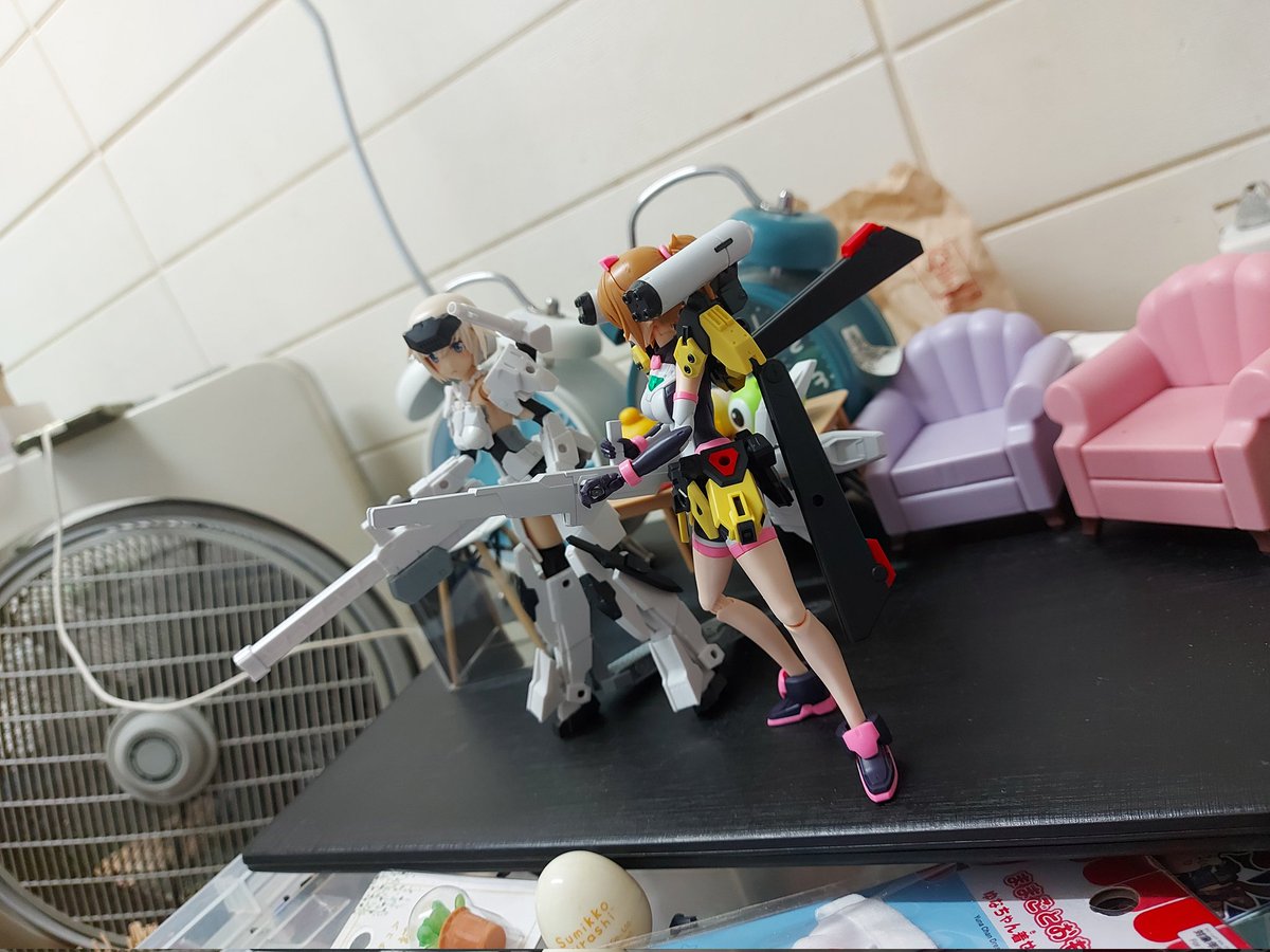 BroccoliTang's tweet image. 完成了轟雷改，當然要跟師姊？合照。
她在體型上只是高了少許，身材可選平中或大，不過大了只跟文奈相同。
廢件量不算少，希望日後可以用到。
文奈的配件沒有大型槍械，所以我把SDCS異靈的配槍給她。
異靈的可變式杖型步槍要在槍口加入配重，才能減少推進器的影響。