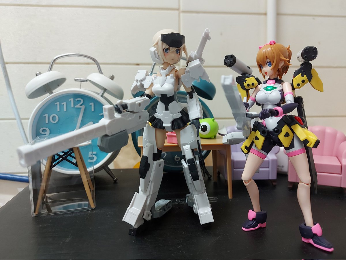 BroccoliTang's tweet image. 完成了轟雷改，當然要跟師姊？合照。
她在體型上只是高了少許，身材可選平中或大，不過大了只跟文奈相同。
廢件量不算少，希望日後可以用到。
文奈的配件沒有大型槍械，所以我把SDCS異靈的配槍給她。
異靈的可變式杖型步槍要在槍口加入配重，才能減少推進器的影響。