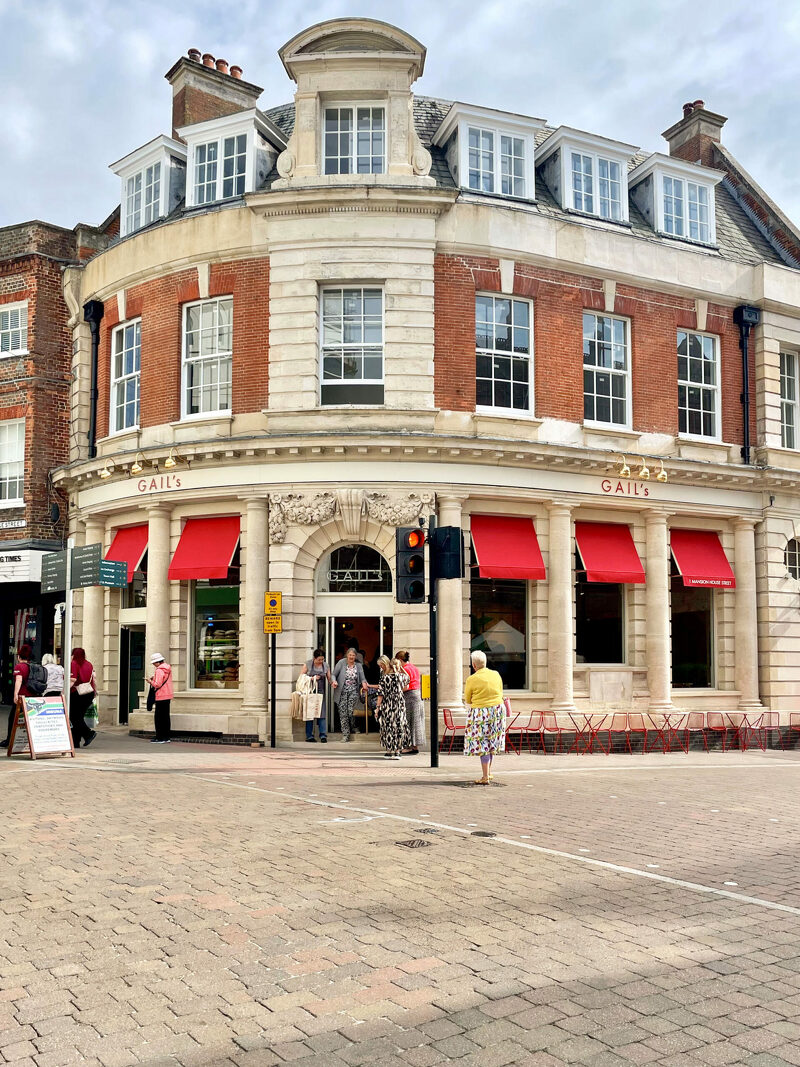 Gail's opened another of their wonderful bakeries in Newbury, Berkshire recently and we installed five brand new fixed frame awnings with signwriting. 
radiantblinds.co.uk/5-x-open-fixed…