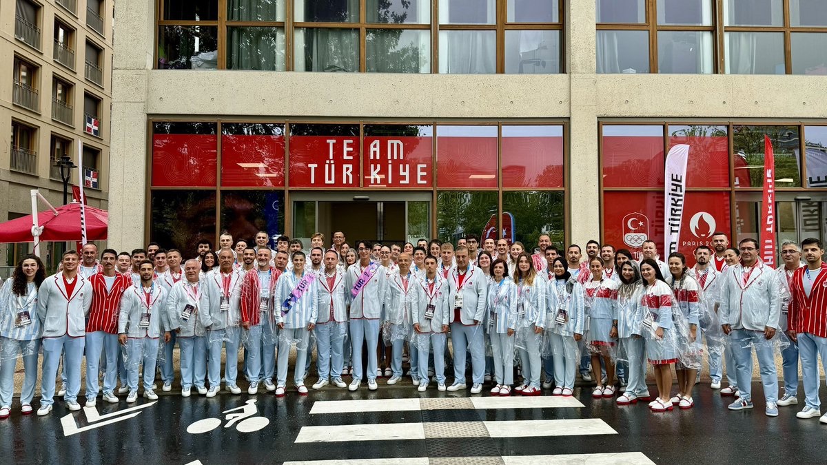 smr_plt_'s tweet photo. Vakko, Team Türkiye #Paris2024 Olimpiyatları açılış töreni için Nazi toplama kampı benzeri giysi tasarlamış.
Rezalet! 
Türkiye Bayrağı taşıyan Mete Gazoz ve Busenaz Sürmeneli'ye bakın...
Vakko kadar, bu Nazi artığı giysiyi giydirenler de hatalı.

Bu kötü niyet değilse nedir?! https://t.co/h0kc3vPUzL