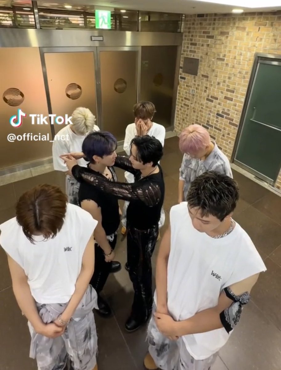 StrayKidsPL's tweet photo. 🎥| Aktualizacja Tik Toka zespołu @NCTsmtown_127 (@.official_nct).
• #Changbin, #LeeKnow x Doyoung, Jungwoo, Haechan, Johnny i Mark - „Walk Challenge”
@Stray_Kids #StrayKids #Walk_Challenge #NCT127 #스트레이키즈 https://t.co/yiEKy6oPZf