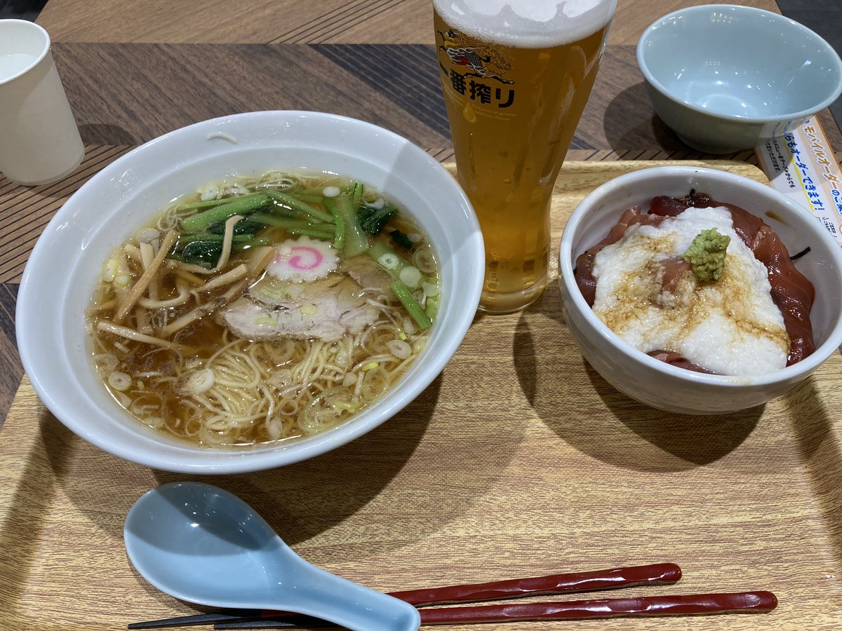 maronchanleo's tweet photo. 人がすごい💦
ここのラーメンの汁の味好き🥰
息子のステーキいつできるのか?(恐らく🅿️ランチ混乱中)
かわいこちゃんを抱っこしに来ました🥰
#花板食堂
#petplus
#ソラトス https://t.co/8Nzc7poP4i