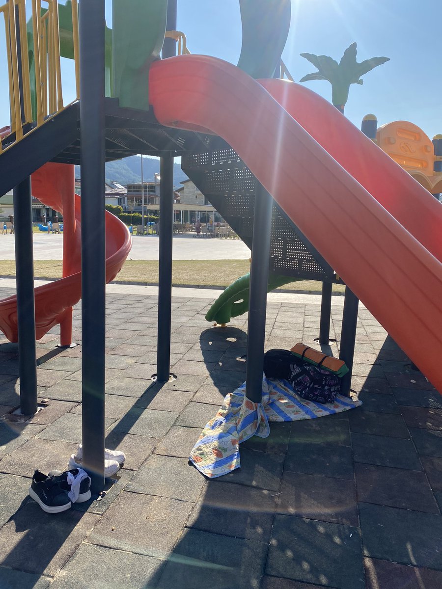 gouletze's tweet photo. @menderesbel  Özdere, çukuraltı plajında çocuk oyun alanının geldiği durum ! Çocukların oyun hakkının elinden alındığı, koca koca insanların keyifleri için edindiği bir yer. Burayı ve diğer parkları kontrol altına almayı düşünüyor musunuz? Menderes “çiçek” açamıyor ne yazık ki! https://t.co/LtMP3xQgeh