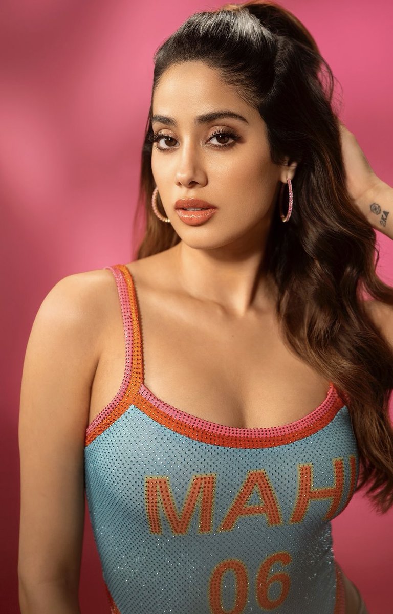 RaashiSena's tweet photo. Janhvi Kapoor : Lunch time 👀 🥵 https://t.co/Z86goUuGlV