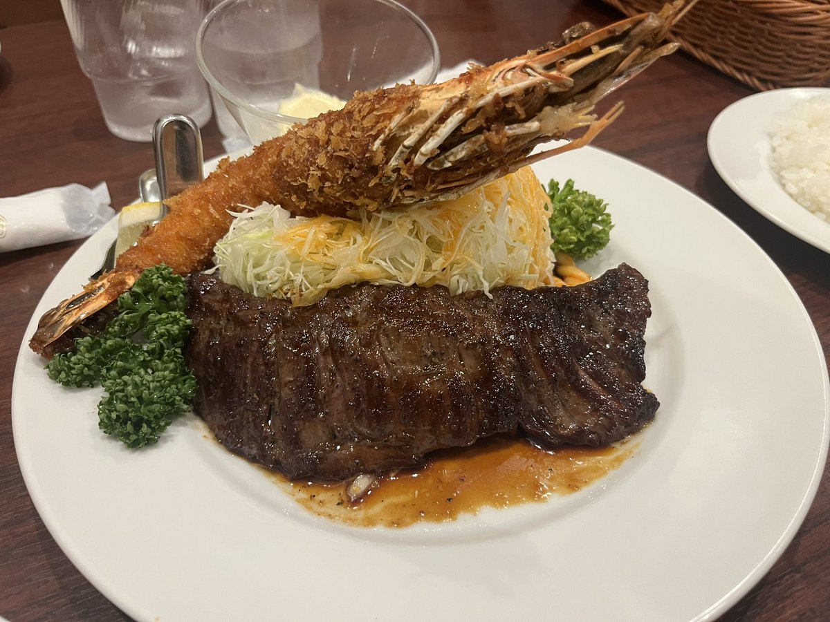 ステーキと海老フライ。

うまいやー😋