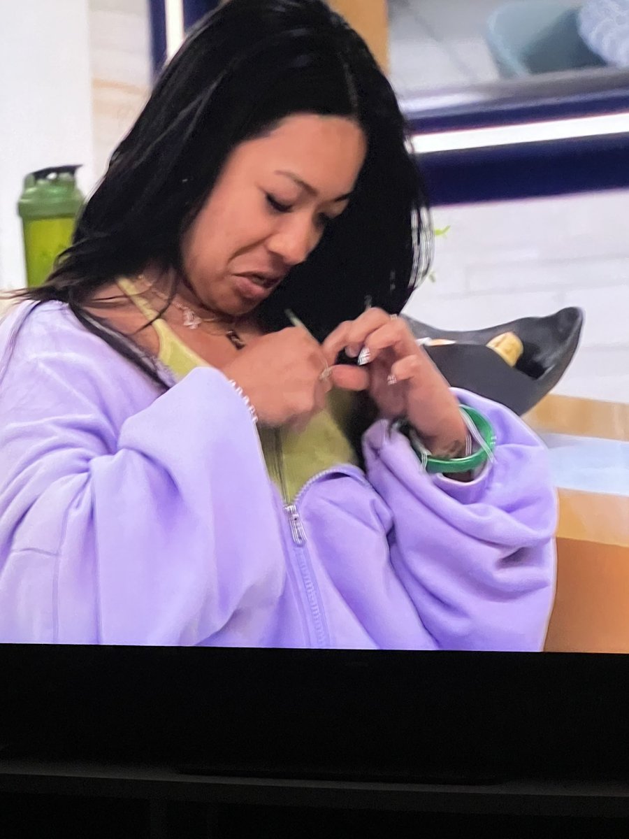 LisaTranWVDA's tweet photo. Rubina is wearing @popflex_active hoodie tonight on feeds 🥳 amazing brand and made by an Asian American owner/designer 🙌🏼  super high quality  #bb26 https://t.co/p09XxeTcDQ