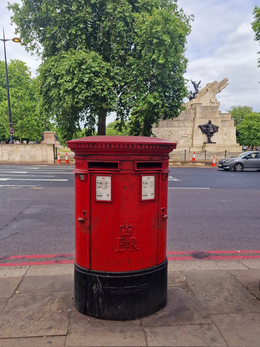 This week's postbox is at Hyde Park Corner. Have a lovely #postboxSaturday 📮 😊