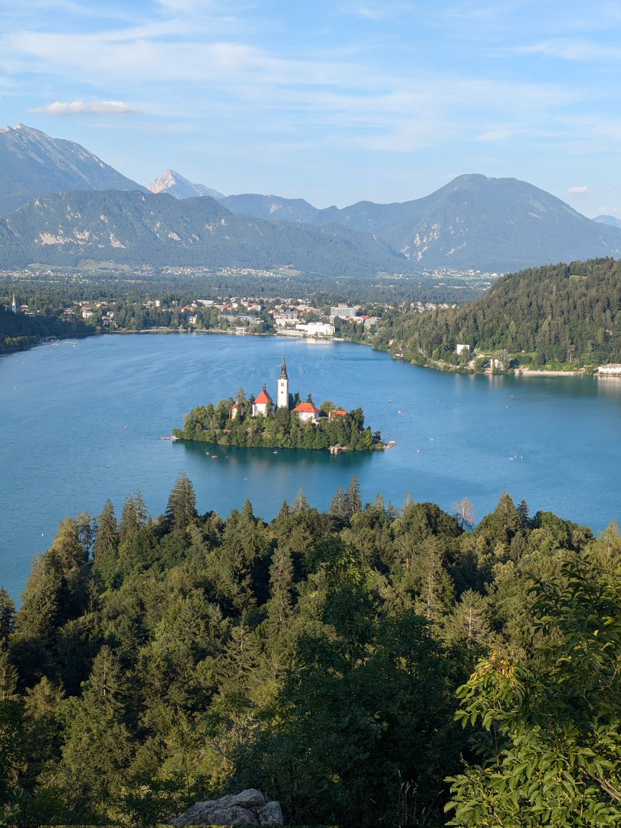 campervanfamfun's tweet photo. Camping Bled is in an idyllic situation, I would say one of the best! A short walk to the lake and fabulous views from the Ojstrica viewpoint above the site.
#ReadTourExplore #inspiringadventures #caravanandmotorhomeclub #literarytravels
@candmclub @Media_CAMC
@AlanRogers https://t.co/Ou8I1Ztkfc