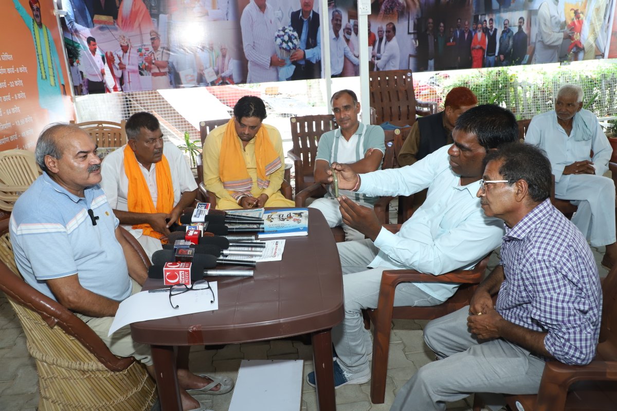 laxmanyadav4bjp's tweet photo. आमजन से सीधा संपर्क।
आज आवास पर आमजन से भेंट कर दिन की शुरुआत हुई, साथ ही उनकी समस्याओं को सुना और उनके निवारण के लिए उचित कदम उठाएं।
इसी दौरान मीडिया साथियों से भी साक्षात्कार हुआ !
#BJPGovernment #BJP4IND #haryana #NarendraModi #NayabSaini #rewari #laxmanyadav #Kosali https://t.co/Dp3RwbLqph