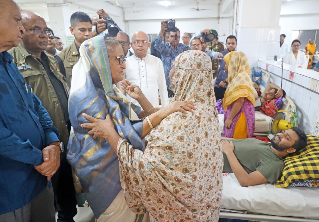 OnceAgainHasina's tweet photo. .@albd1971 President and Prime Minister #SheikhHasina visited the National Institute for Traumatology and Orthopaedic Rehabilitation (#NITOR) today to enquire about the physical condition and treatment of the injured during the #QuotaProtest. Terrorists of @bdbnp78, @BJI_Official and @info_shibir wreaked havoc around the country in the guise of general students.
#Bangladesh #QuotaReformMovement
#BNPJamaatViolence #BoycottBNPJamaat