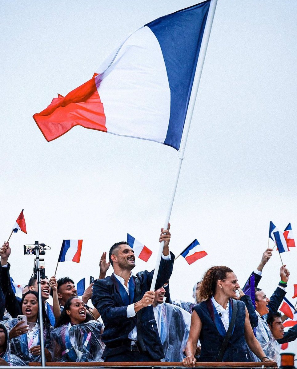 La cérémonie d’ouverture des JO de Paris 2024 a redéfini l’innovation avec un spectacle futuriste! Entre prestations artistiques de haut vol, technologies de pointe et spectacles flottants sur la Seine, Paris ouvre une nouvelle ère olympique. Bravo aux artistes! 🇫🇷 ✨ #Paris2024