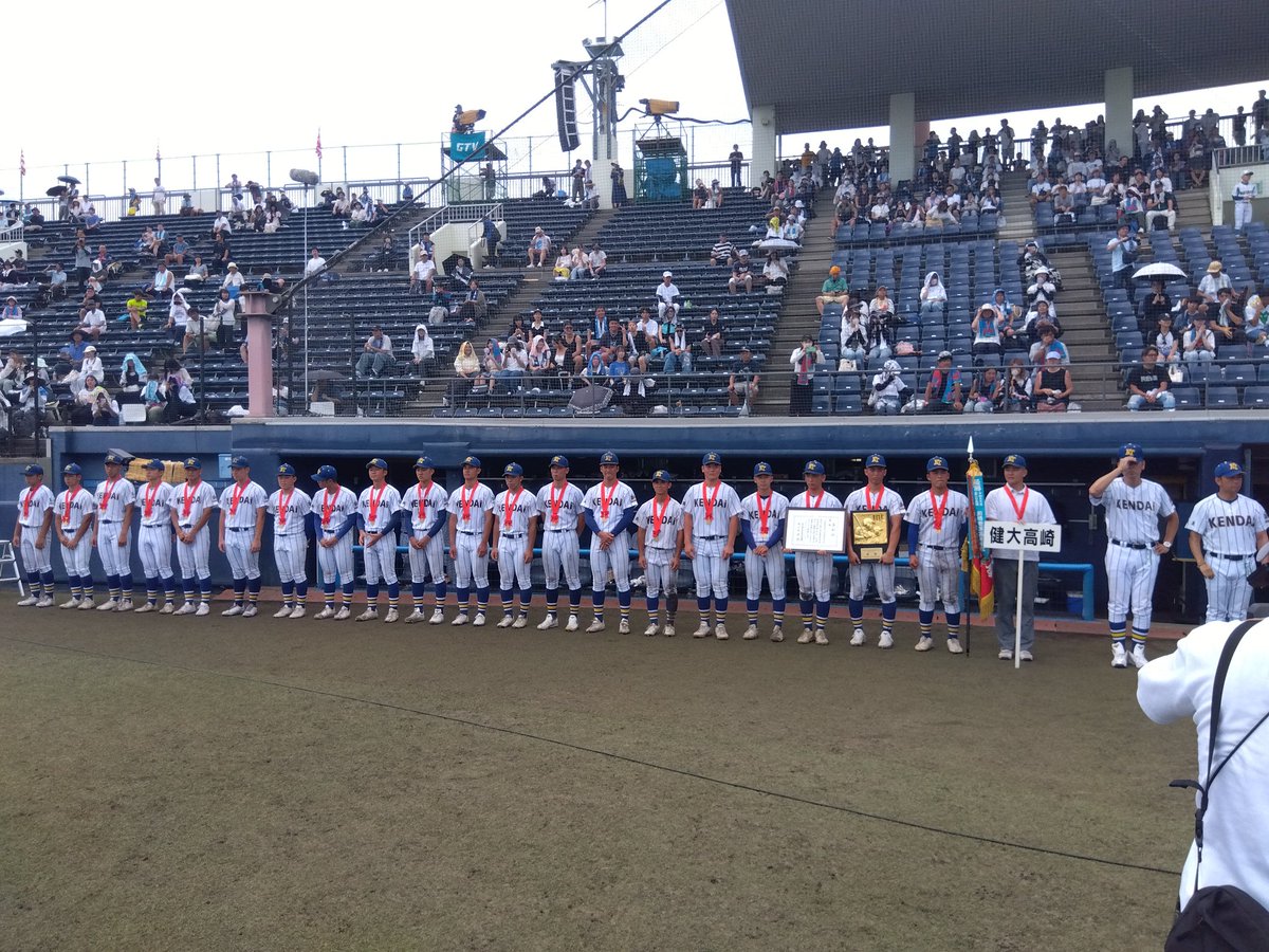 shikishimapmjv's tweet photo. 夏の高校野球群馬大会は健大高崎高校の優勝で幕を閉じました。大変なプレッシャーの中苦しい試合もあったと思いますが選抜王者らしくみごとな戦いぶりでした。是非深紅の大優勝旗を持って帰ってもらいたいですね！
今年も沢山の生徒さんに補助員として助けていただきました。ありがとうございました。 https://t.co/P3iqQW2pKQ