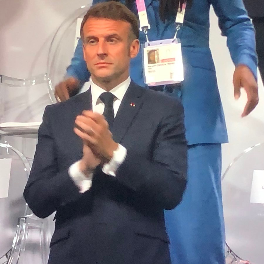 CliveTwo's tweet photo. #openningceremony  #ceremoniedouverture #macron #PhilippeKaterine https://t.co/0zlHEBRhFw