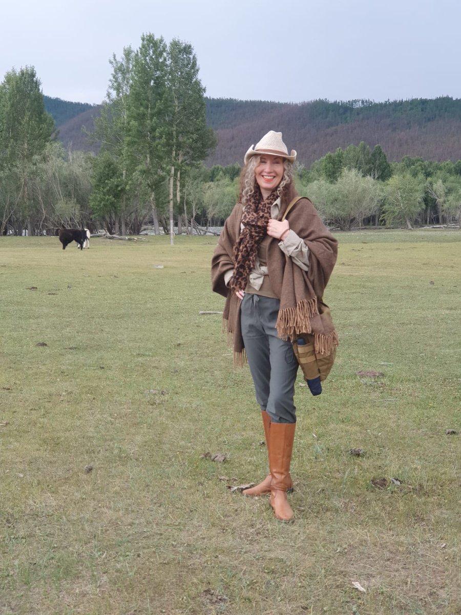 fashionnatascha's tweet photo. 🐫🇲🇳🐂#FashionFriday #Mongolia edition 🐂🇲🇳🐫
Wearing stetson 🐆 scarf borrowed hiking shirt, hiking pants Khanghai camel and yak blanket 💚 @HouseofTengri
#EndFashionWaste tshirt 💚 @TheRCollective_ 
#LifeOnTheSteppe
#curlyhairdontcare
#NomadLife
#RoadTrip
#ItsFridaySomewhere https://t.co/feBVJOgGkx