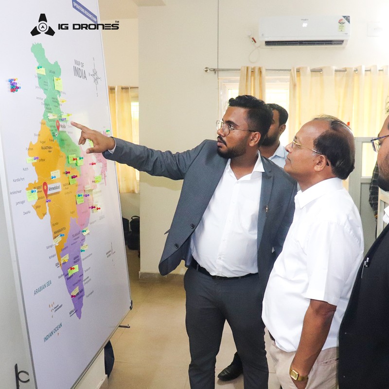 IGDefence's tweet image. Dr. Binay Kumar Das, DG of Electronics and Communication Systems, DRDO, visited IG Drones, praised our India's 1st 5G Drone &amp;amp; Drone Simulator, and encouraged our innovative work. Honored by his insights! 

#DroneTech #Innovation #5GDrone #DRDO #TechExcellence #IGDrones #Visit