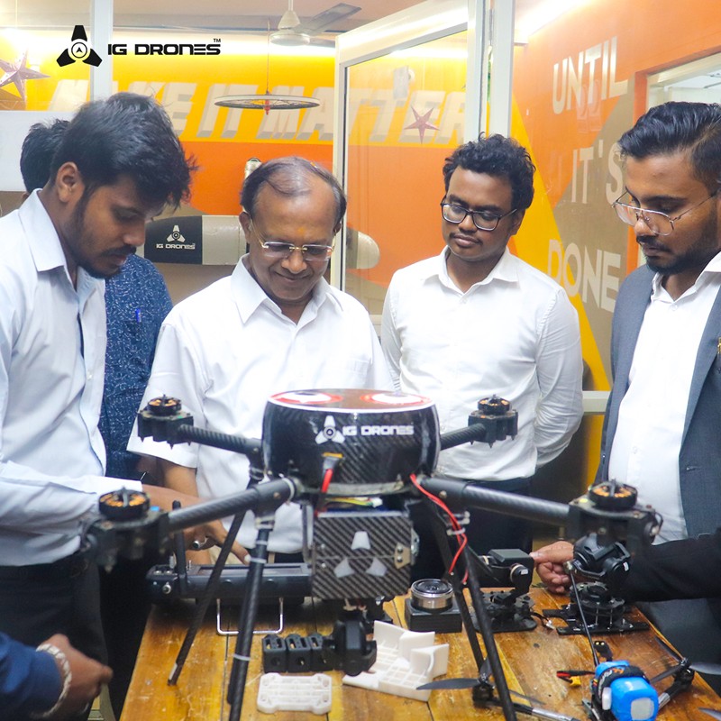 IGDefence's tweet image. Dr. Binay Kumar Das, DG of Electronics and Communication Systems, DRDO, visited IG Drones, praised our India's 1st 5G Drone &amp;amp; Drone Simulator, and encouraged our innovative work. Honored by his insights! 

#DroneTech #Innovation #5GDrone #DRDO #TechExcellence #IGDrones #Visit