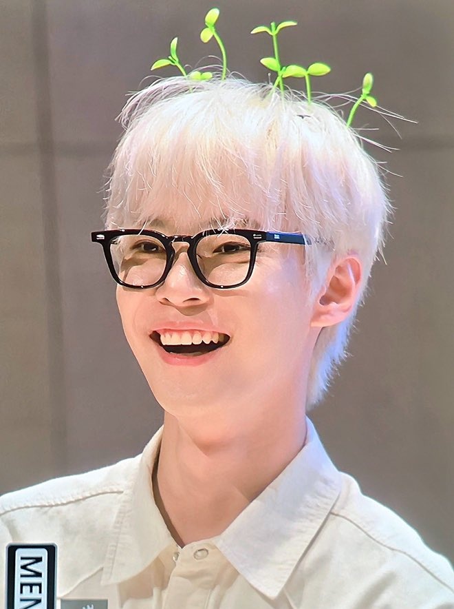 NCTDAOYlNG's tweet photo. that's a lot of czennies on doyoung's head https://t.co/dgNrtcFC6v