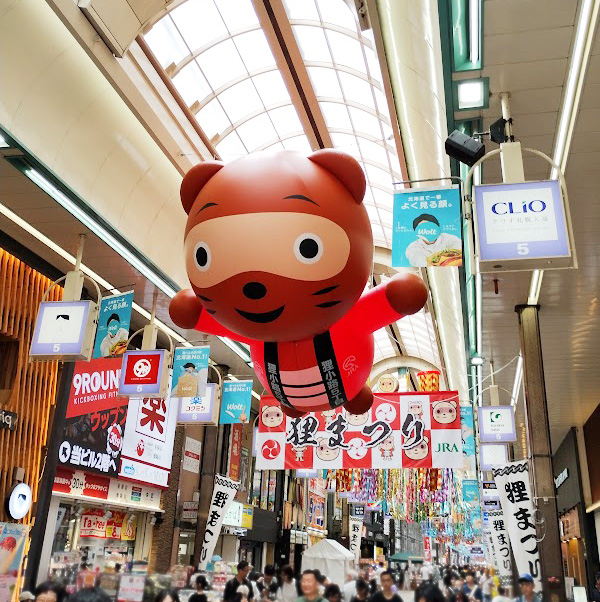 狸小路夏祭りナイトバーゲンはこれからが本番🎑
情報が多くて混とんとしているので個人的に注目ポイント🦝

1⃣200円ビール、ワイン、サワーなど（4丁目、5丁目ほか）
2⃣100円缶ビール＆メロン・スイカ500円（6丁目）
3⃣けずりいちご380円（1丁目）
4⃣グラスワイン＆ハイボールなど100円（2丁目）