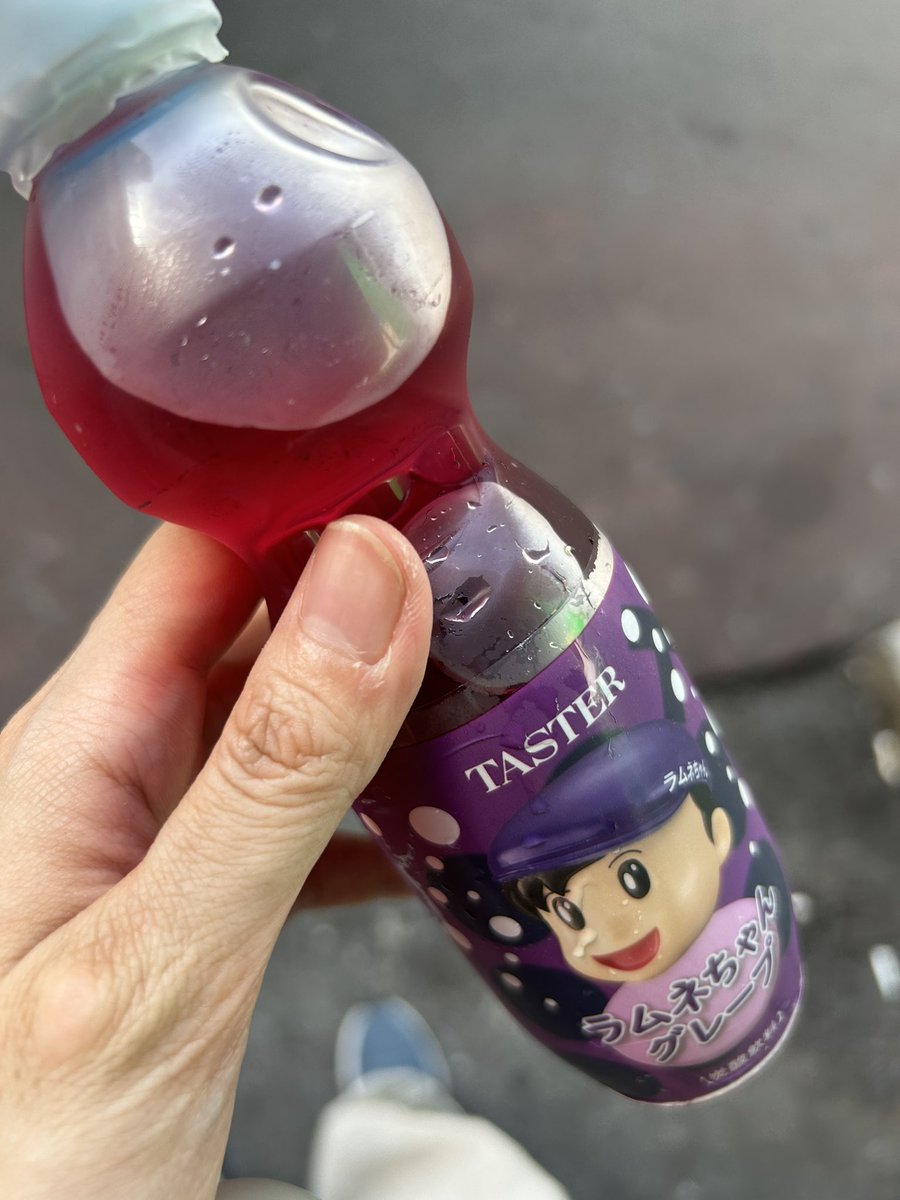 「炎天下歩き回って美術館行ったり寿司屋行ったりよう知らんメーカーのジュースおもむろ」|ににふのイラスト