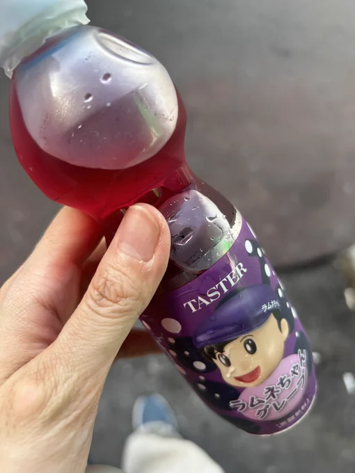炎天下歩き回って美術館行ったり寿司屋行ったりよう知らんメーカーのジュースおもむろに買って飲んだりしてる