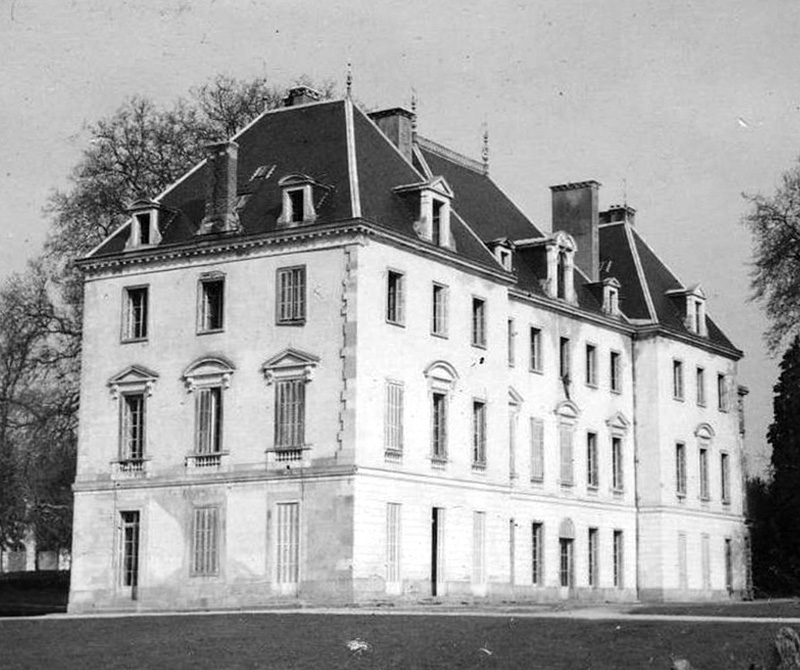 bnmagi's tweet photo. Le château de Val-Larrey à #Bierre-lès-Semur a été édifié par la famille Chartraire de Montigny (trésorier général des Etats de Bourgogne) au XVIIIe. Il est surnommé le petit Versailles. Il a été choisi comme site pour le loto du patrimoine 2023 https://t.co/horBmYnM4O https://t.co/E0XIOfnACh