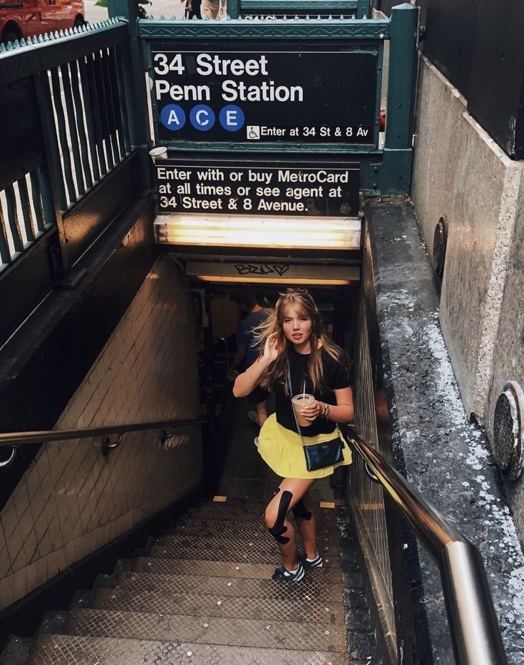 modernlilithh's tweet photo. new york girl https://t.co/wnYpMVjRih