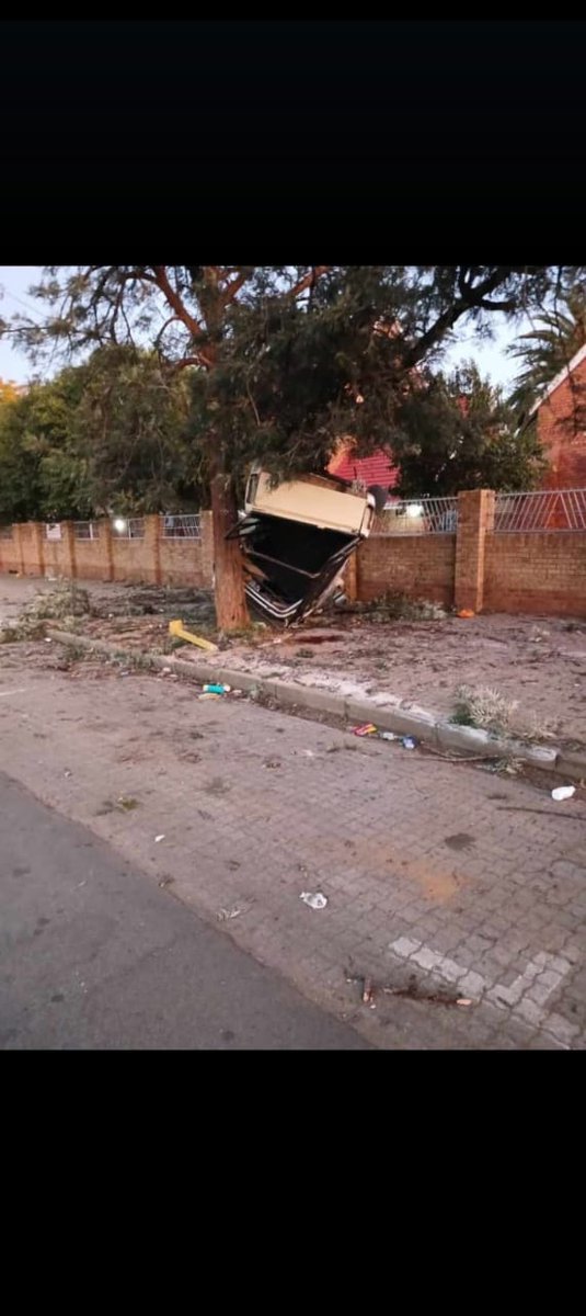 boitshwarelogm's tweet photo. Mahikeng woke up to the news of a tragic accident the early hours of the morning.
It occurred in the CBD,the bakkie is alleged to have been carrying 18 people. 4 have been reported dead and the rest taken to the hospital 💔💔

May the souls of the departed Rest In Peace 🙏🏽💔 https://t.co/JraC1piA73