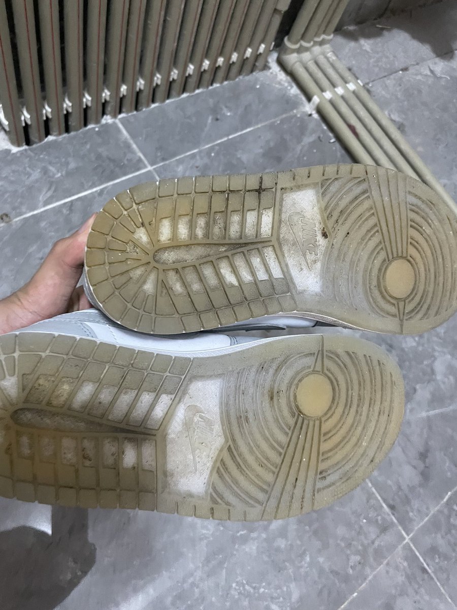 aj第一次玩，眼镜妹的，里面没什么特别的味道，微微的脚味，极品中的极品！包裹起来的感觉和小皮鞋完全不一样！#扫楼 #扫楼打胶 #运动鞋 #平底鞋