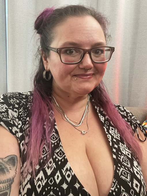 I&rsquo;ve got to figure out my hair&hellip; cut and color. It&rsquo;s a situation. I&rsquo;m avoiding bleaching it because of<a href="/tag/realloyalfans"class="tags"><span>#realloyalfans</span></a>