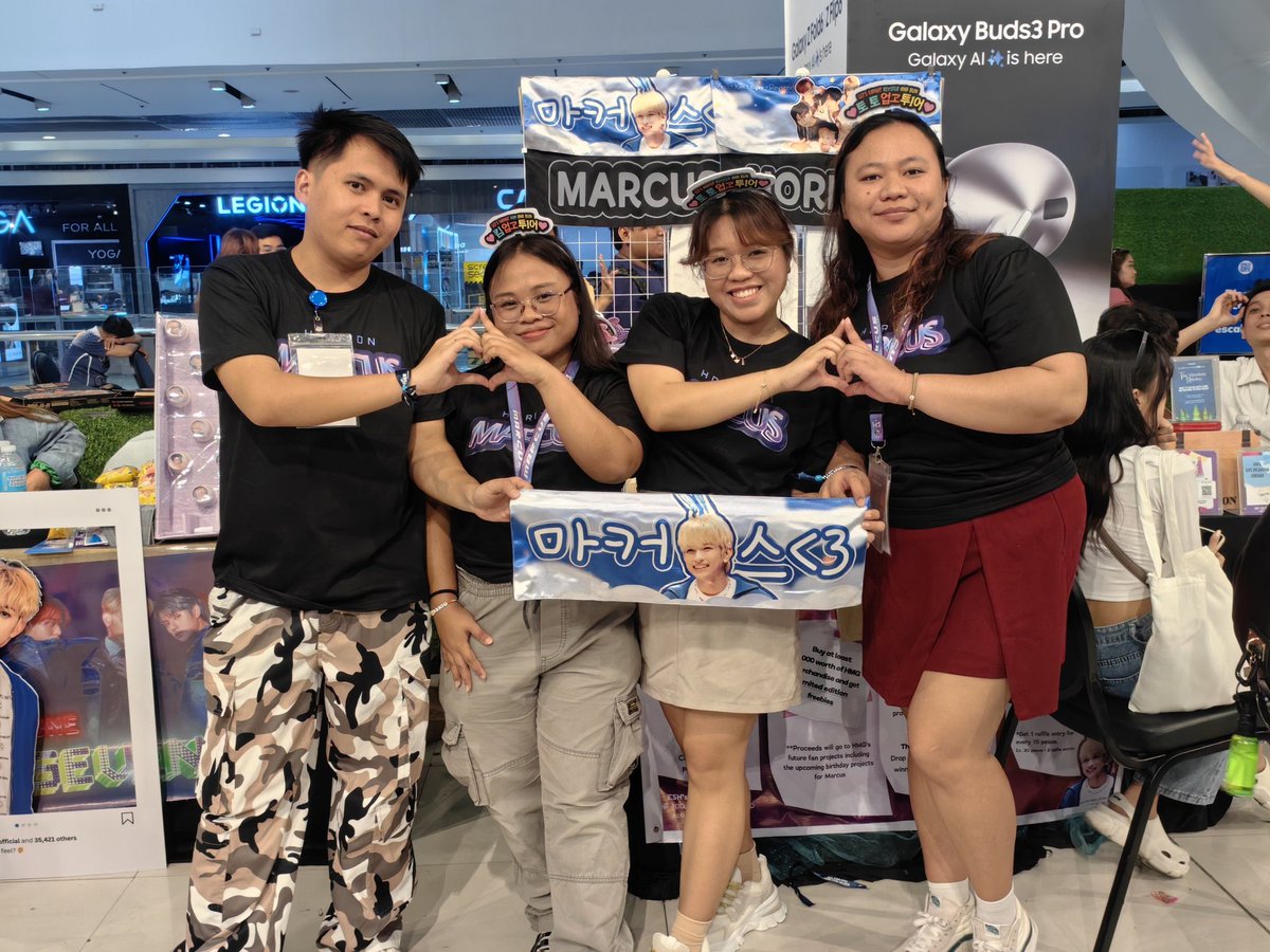 A photo of our admins at our very own booth today during the Anchors' Gathering! 🫡

Less than 30 minutes before our booth closes! Come and let's have fun for the remaining time, Anchors! 💜💙

ONE PARTY WITH HORI7ON

#LeeSeungChulxHORI7ON
#HORI7ON #호라이즌
#MARCUS #마커스