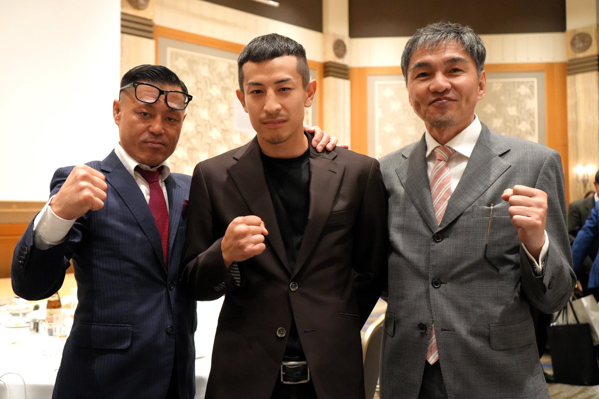 masayaito_box's tweet photo. LUSH緑ジム50周年パーティー
元選手、関係者ら120人が集まった
就任42年 #松尾敏郎 会長が挨拶
「生きているうちにあと3人世界王者を」
大橋ジムへ送り出された #力石政法 は
「会長、愛してます！」
世界再挑戦が近づく兄 #矢吹正道 は
「もう一度世界王者になり
緑ジムを盛り上げ、引っ張っていく」 https://t.co/Y7DLDuaQnv