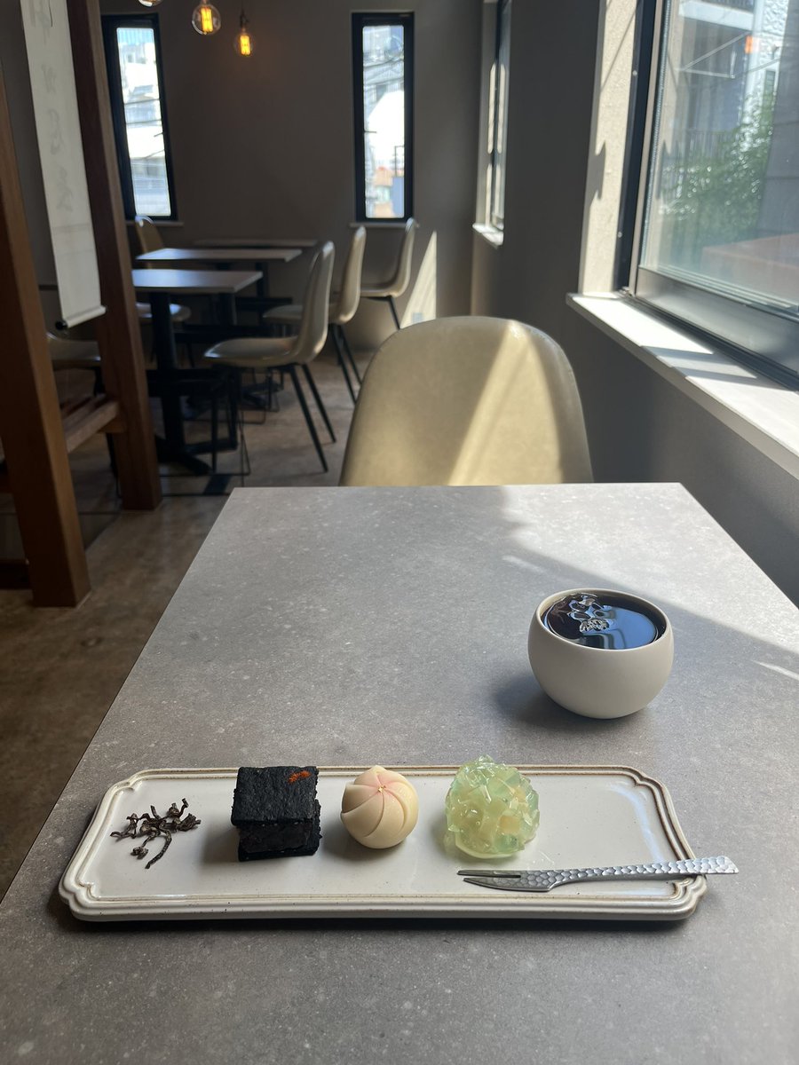 coffee_or_some's tweet photo. かんたんなゆめでアイスコーヒーと和菓子3つセット。お茶にすべきだったのではと思ったけど杞憂でした。新しい発見。季節のお菓子、五月雨が綺麗すぎてもう。コーヒーアカウントとしては1枚目だけど気持は2枚目。代々木公園だよ。 https://t.co/j5M77vw9ht