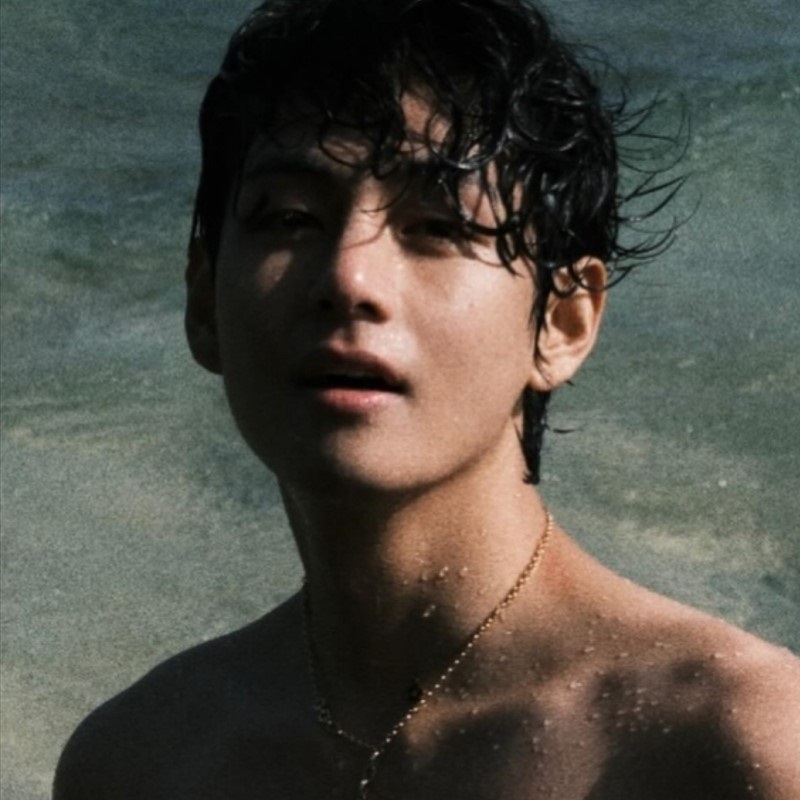 talkkpop_com's tweet photo. BTS V is the most influential Asian star on Instagram, Knetz react