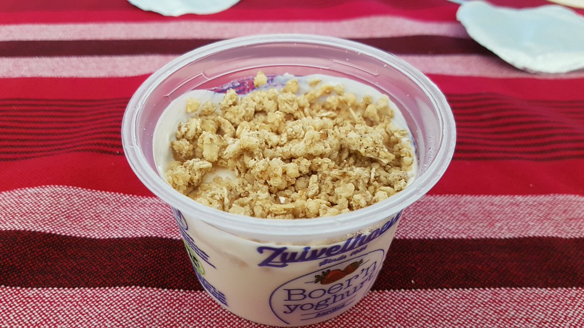 JDMulti's tweet photo. Als ik kijk hoeveel muesli erin zit, dan heb ik de lege ruimte nog voor geen 50% gevuld met muesli.
Ik weet niet wie dit heeft getest, maar die dacht, als we er bijna niets in doen, kan je makkelijk roeren. https://t.co/niiYNW58b0