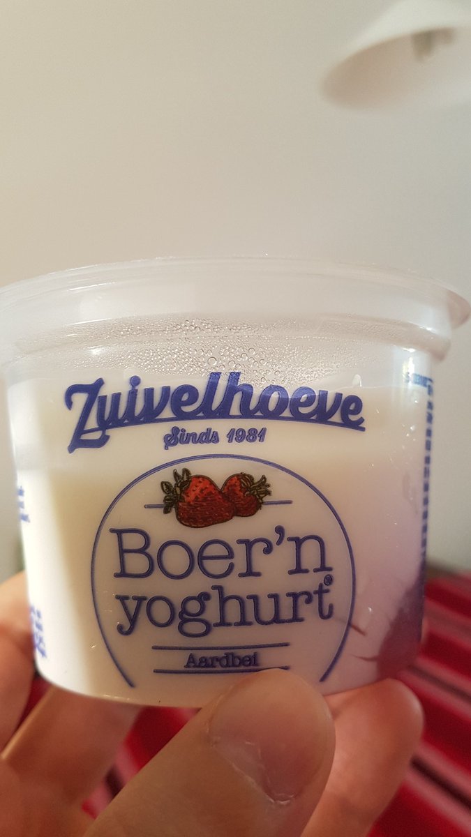 JDMulti's tweet photo. Dit product van @Zuivelhoeve, perfect voorbeeld van hoe de voedselindustrie niet spoort!

Bij het openen: "Zo vol als het maar kan", ik denk dat jullie niet hard genoeg geprobeerd hebben of dit is graaiflatie. 1/3 van mijn bekertje gevuld met yoghurt. 🤣 https://t.co/SO01bIVcM0