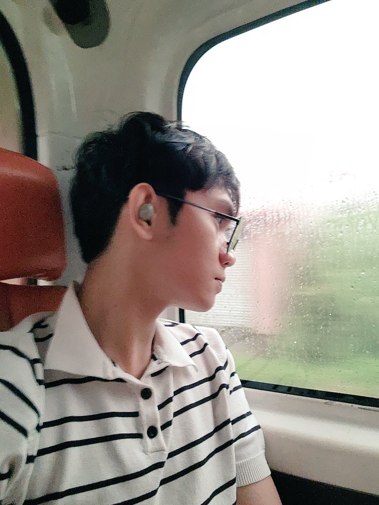 paul_alvin25's tweet photo. Senti OPM + Ulan + Nakatingin ka sa labas  = Makakabuo ka ng Music Video sa utak mo. 🤣 #OffSomewhere https://t.co/Zlhj1ORHym