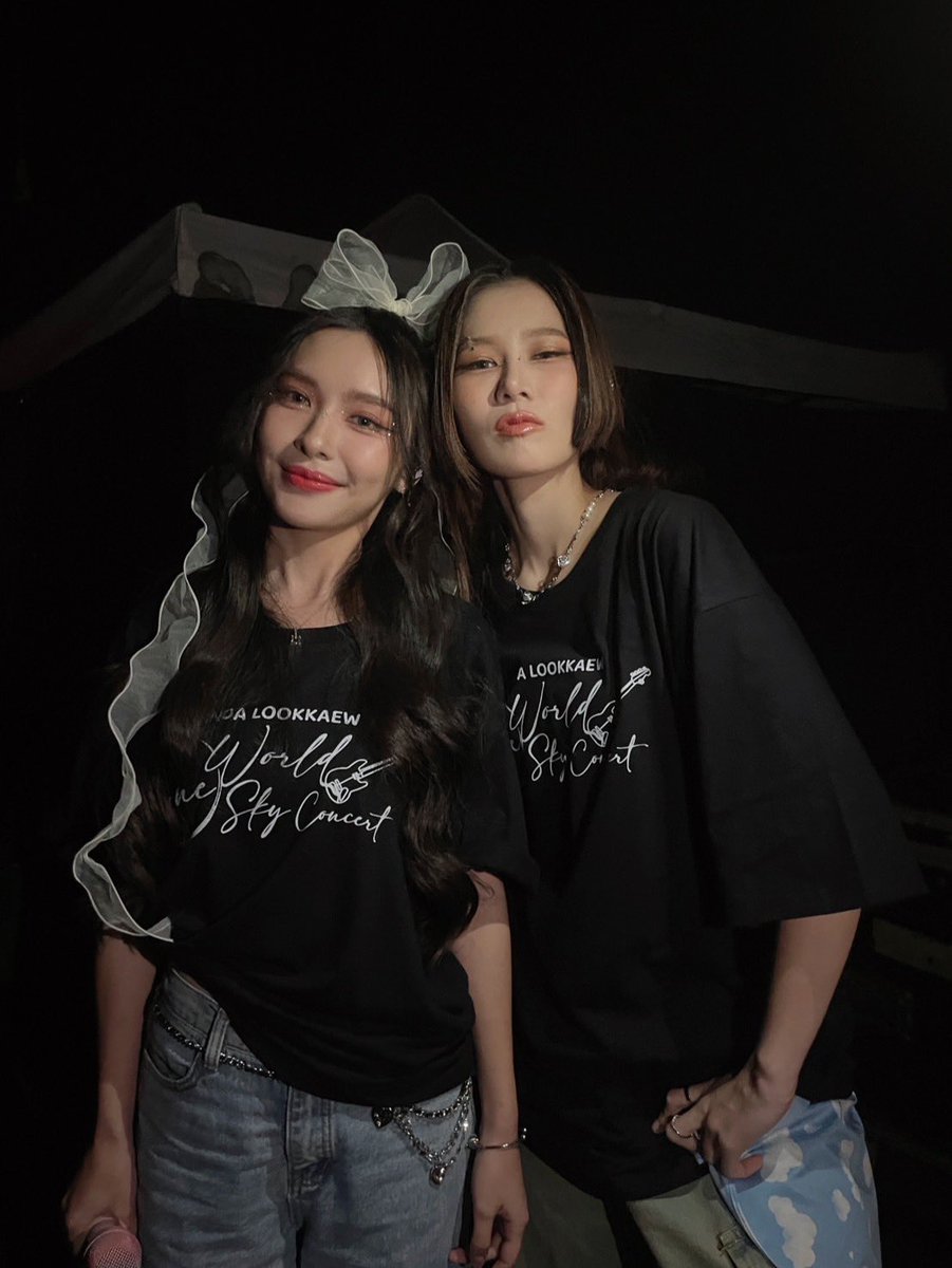 starhunter_ent's tweet photo. พี่มาคุมแฟนร้องเพลงค้าบผม🤣

ONE WORLD ONE SKY 
#AndaLookkaew1stConcert https://t.co/Y52GSK7GkD