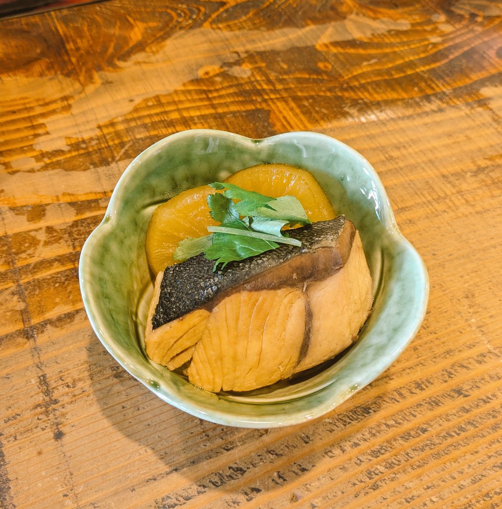 atashi0718's tweet photo. お疲れ様です！
本日のおばんざいは

肉じゃが 450円
筑前煮 450円
ぶり大根 450円

かわい子ちゃん(大)のリクエスト通り煮物ばっかりです！
お酒のアテよりご飯のお供になってしまった感は否めないですがいかがでしょう？ https://t.co/bP0PIM4b2S