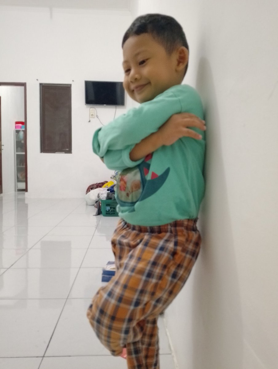 SHAelsha's tweet photo. Masih dalam episode Bocil dan 1001 pertanyaan.

Liatin tupai.
👶🏻: Mai, tupai itu ada otaknya? 

Liatin mobil.
👶🏻: Mai, mobil ada otaknya? https://t.co/hZUqpSLcx6